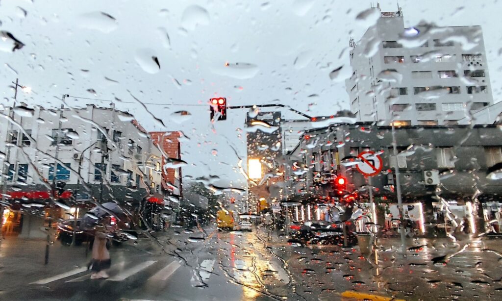 Defesa Civil de Joinville eleva Plancon para estágio Laranja devido à chuva persistente e elevação do nível dos rios