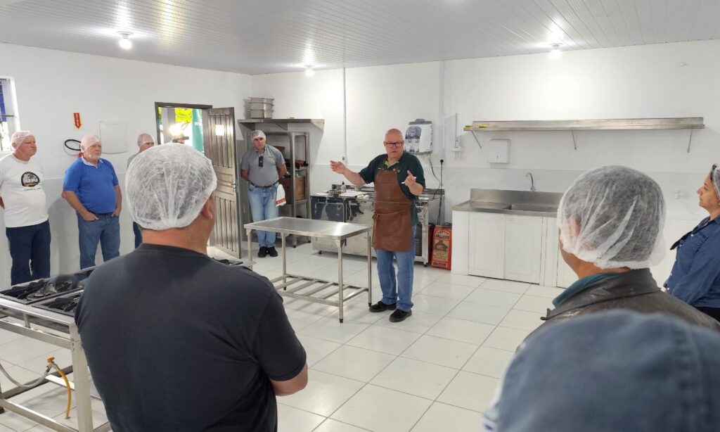 Produção de pães e biscoitos, bordado e casqueamento estão entre os cursos oferecidos para produtores rurais em setembro em Joinville