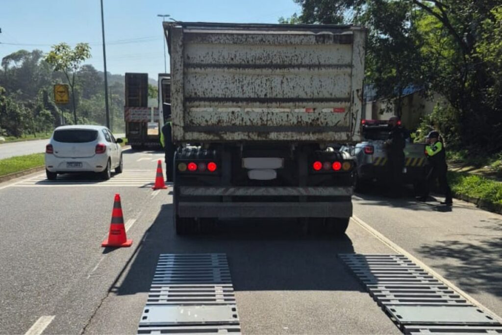 Detrans de Joinville flagra veículo com 15 toneladas de excesso de peso em operação de pesagem