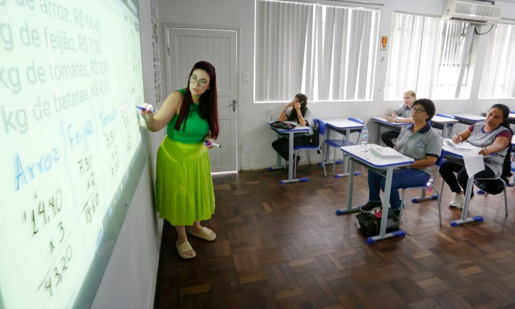 Educação de Joinville abre matrículas para a Educação de Jovens e Adultos (EJA) e para qualificação profissional em Inspetor de Qualidade