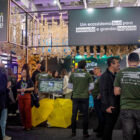 Estande de Joinville em feira reúne várias pessoas