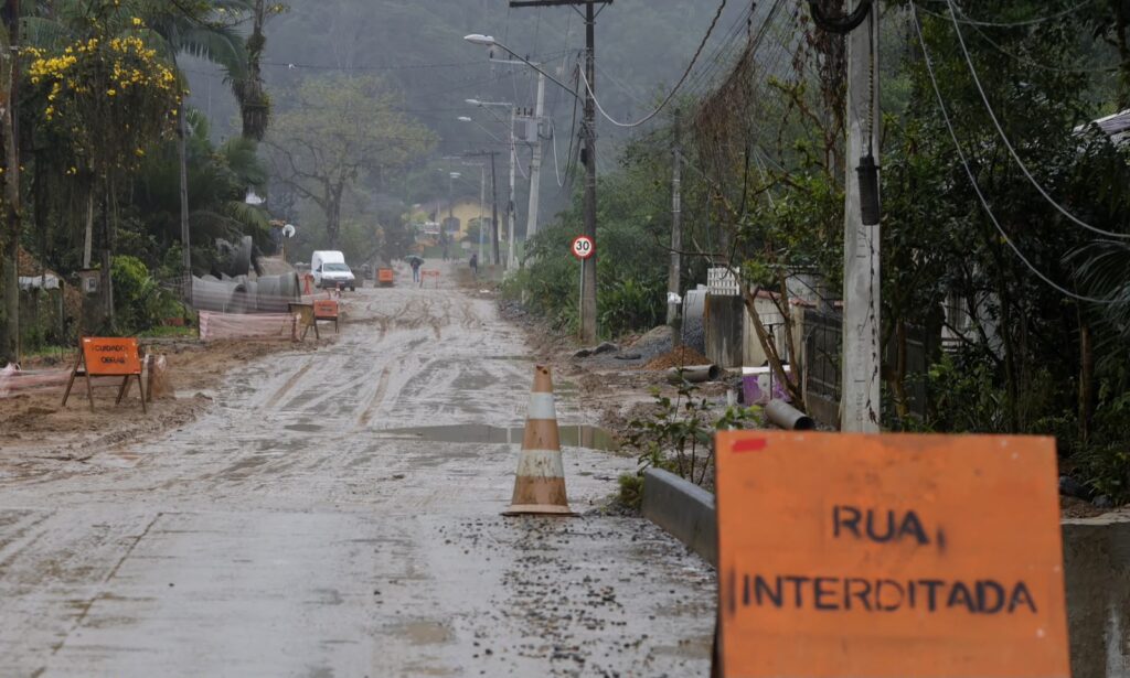 Trecho da rua dos Portugueses é interditado para obras de pavimentação na via