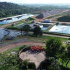 Imagem aérea mostra visitantes em um mirante do Parque Bororós. É possível ver o aterro sanitário e outras estruturas do parque em uma ampla área, que também contempla vegetação