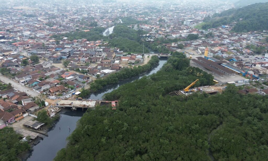 Ponte Anêmonas, que vai ligar os bairros Fátima e Guanabara, chega a 50% de execução