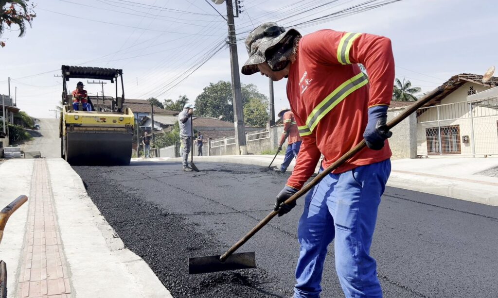 Rua Curt Janssen, no Rio Bonito, recebe primeira etapa de pavimentação com aplicação de 175 toneladas de asfalto