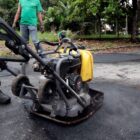Imagem mostra máquina que faz serviço de tapa-buraco revitalizando asfalto em rua pavimentada