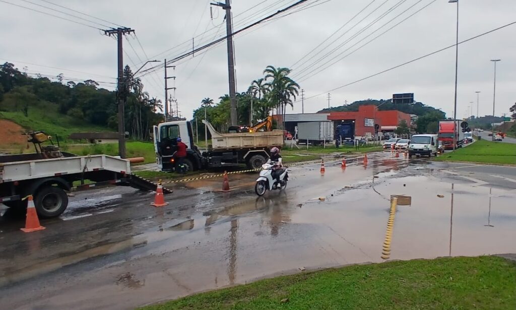 Águas de Joinville trabalha em manutenção emergencial no bairro Itinga