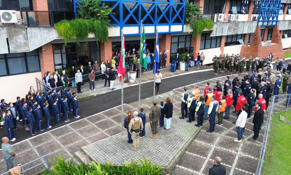 Hasteamento das Bandeiras marca abertura da Semana da Pátria em Joinville