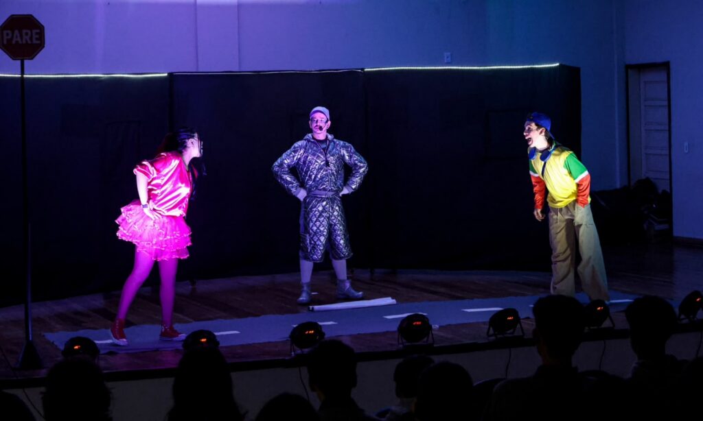 Escola Pública de Trânsito leva peça teatral sobre segurança no trânsito às escolas municipais de Joinville