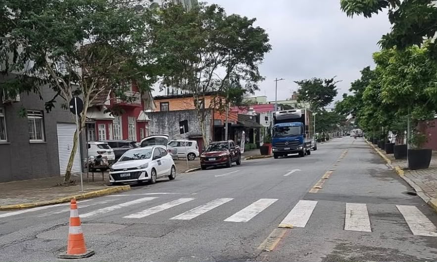 Serviço em rede de drenagem interdita trecho da rua Visconde de Taunay