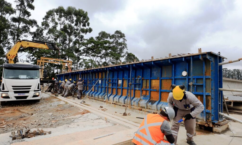 Vigas que vão dar forma à Ponte Joinville somam 4,6 quilômetros de extensão e podem chegar a 85 toneladas