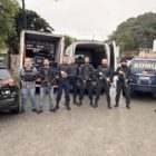 Agentes da Guarda e da Polícia Civil em frente a veículos