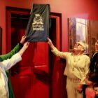 Mulheres desvelam placa com o nome de Marina Mosimann