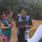 Moradora recebe material educativo sobre animais peçonhentos