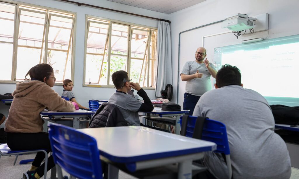 Secretaria de Educação oferece ensino bilíngue para alunos surdos da Rede Municipal de Ensino de Joinville