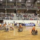 Atletas de basquete em cadeiras de rodas em quadra
