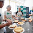 Mulheres preparam alimentos