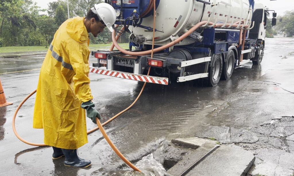 Prefeitura utiliza caminhão hidrojato para desobstruir bocas de lobo durante período de chuva persistente em Joinville