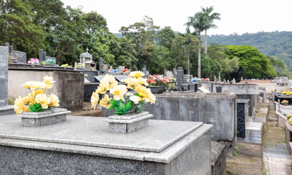 Cemitérios municipais de Joinville iniciam período de preparação para o Dia de Finados