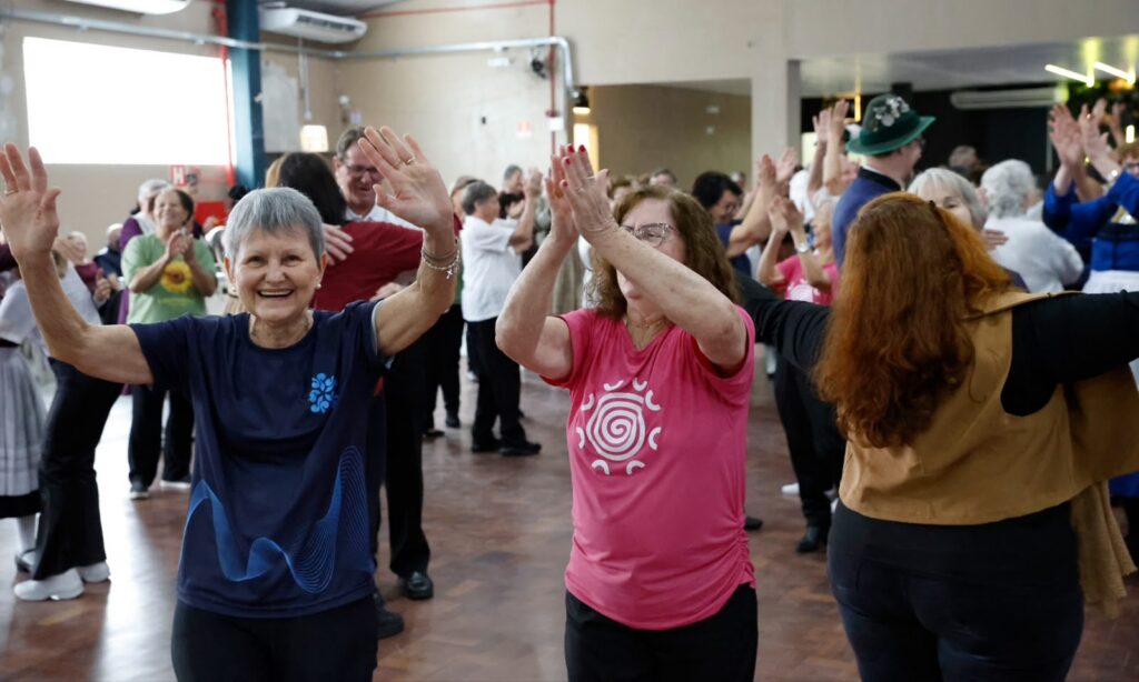 Encontro de Dança Sênior celebra prática que promove dança, saúde e integração social de idosos em Joinville