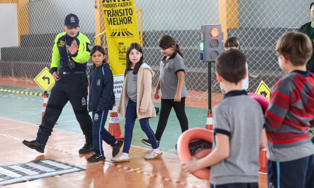 De forma lúdica e divertida, alunos aprendem lições para um trânsito seguro durante a Semana Nacional de Trânsito em Joinville