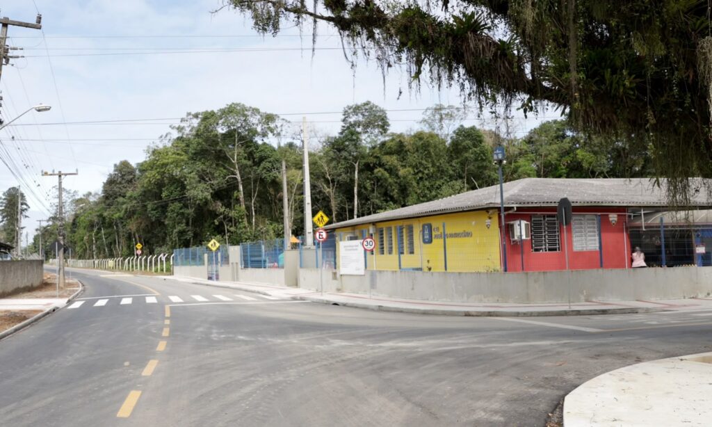 Foto mostra esquina entre duas ruas pavimentadas, com uma construção ao fundo onde fica um CEI