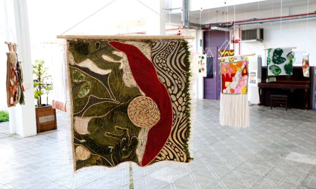 Mostra didática de arte têxtil reúne trabalhos inspirados na natureza brasileira produzidos por estudantes da Escola de Artes Fritz Alt