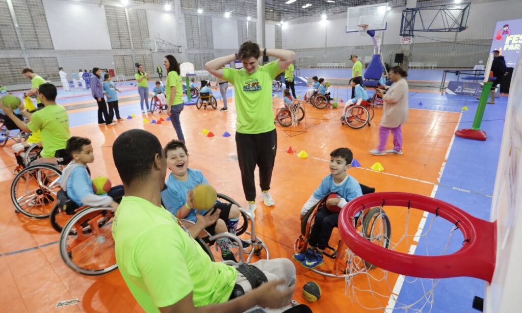 Festival Paralímpico Loterias Caixa reúne cerca de 100 crianças e adolescentes em encontro com o paradesporto