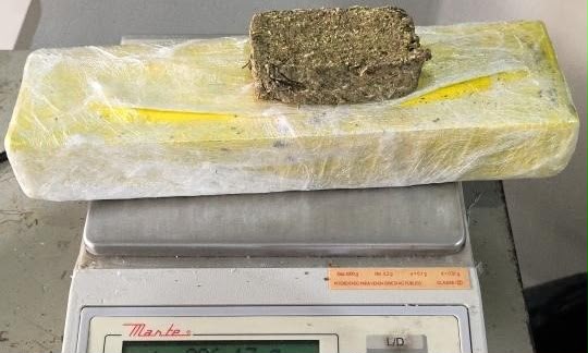 Torrão de maconha em cima de uma balança