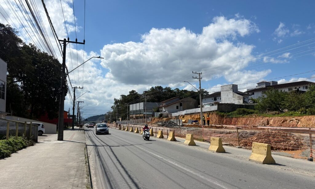 Avanço das obras libera faixa de rolamento em trecho da avenida Santos Dumont a partir de segunda-feira