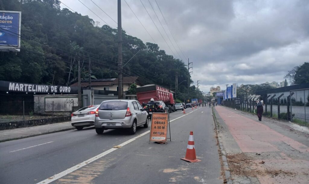 Águas de Joinville trabalha na repavimentação de trecho da rua Prefeito Helmuth Fallgatter nesta quarta-feira