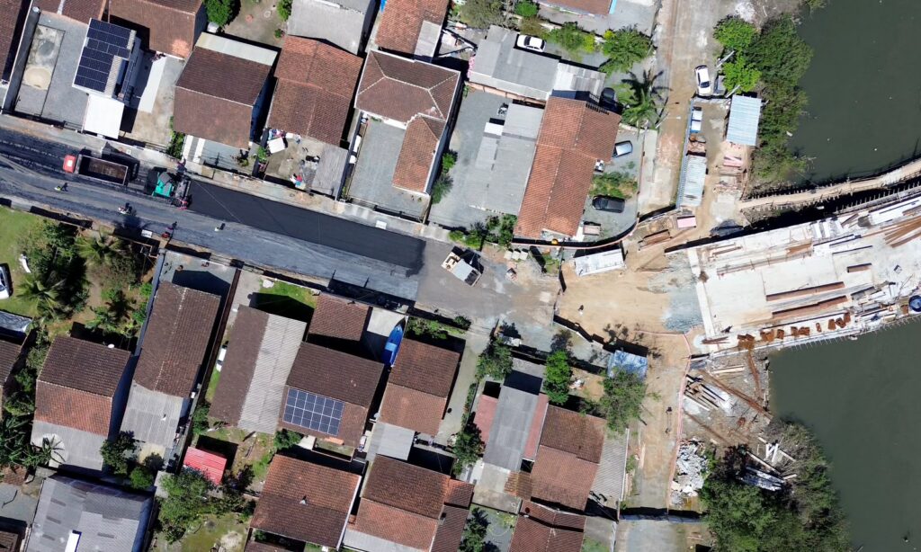 Trecho da rua Anêmonas recebe 300 toneladas de asfalto em primeira etapa de pavimentação no bairro Fátima