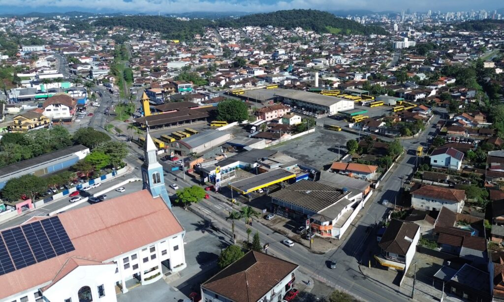 Imagem aérea mostra região da rua Monsenhor Gercino, com terminal de ônibus, vias pavimentadas e edificações no entorno