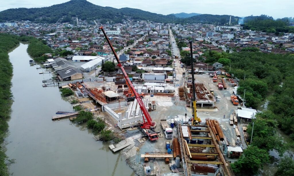 Ponte Joinville alcança novo marco com lançamento das primeiras vigas