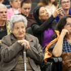 Idosas sentadas assistindo à palestra