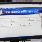 Pessoa olhando para tela de computador que está no Portal do Cidadão