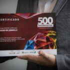 Homem segura certificado do prêmio as “500 Maiores do Sul”
