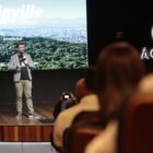 Secretário Guilherme no palco falando para plateia
