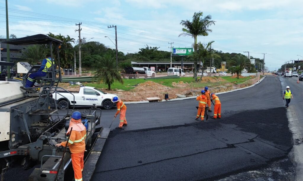 Duplicação da avenida Santos Dumont atinge 70% de execução e recebe 225 toneladas de asfalto em nova etapa de pavimentação