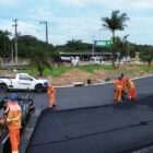 Trabalhadores atuam em trecho asfaltado