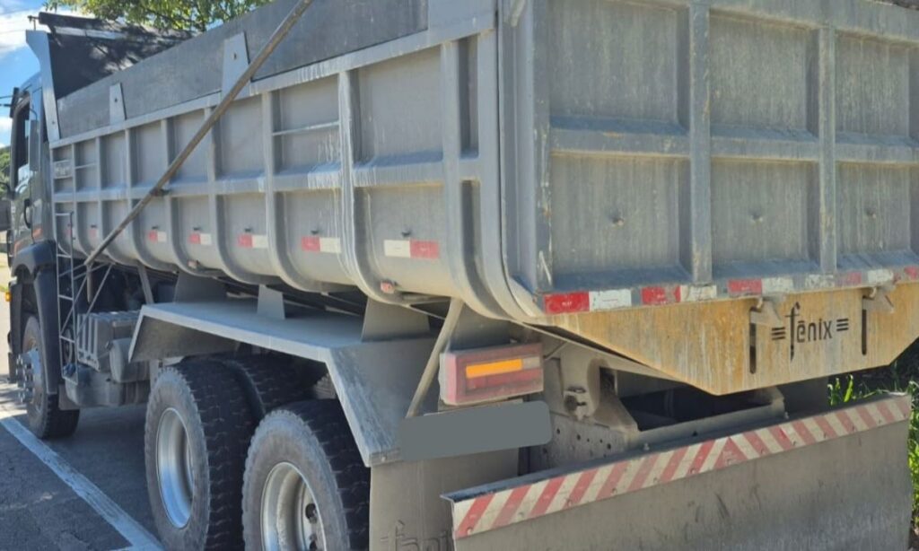 Detrans flagra caminhão com sete toneladas de excesso de peso em Joinville