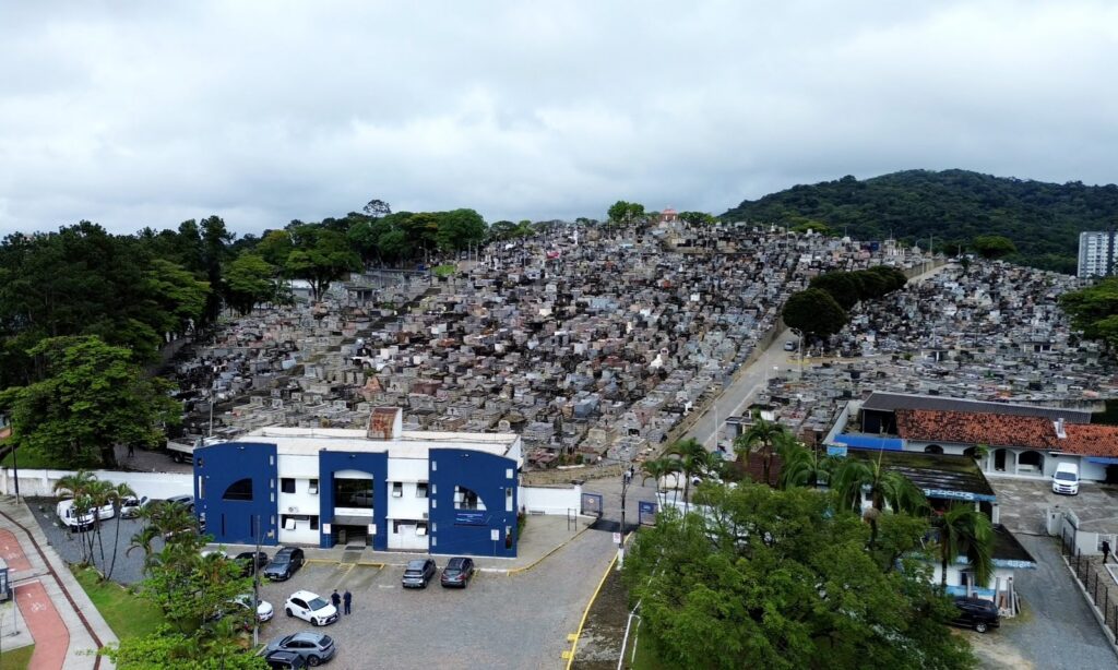 Em preparação para o Dia de Finados, Seinfra intensifica serviços de limpeza e manutenção nos cemitérios municipais de Joinville