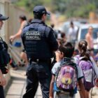 Dois agentes da Guarda Municipal em frente à escola