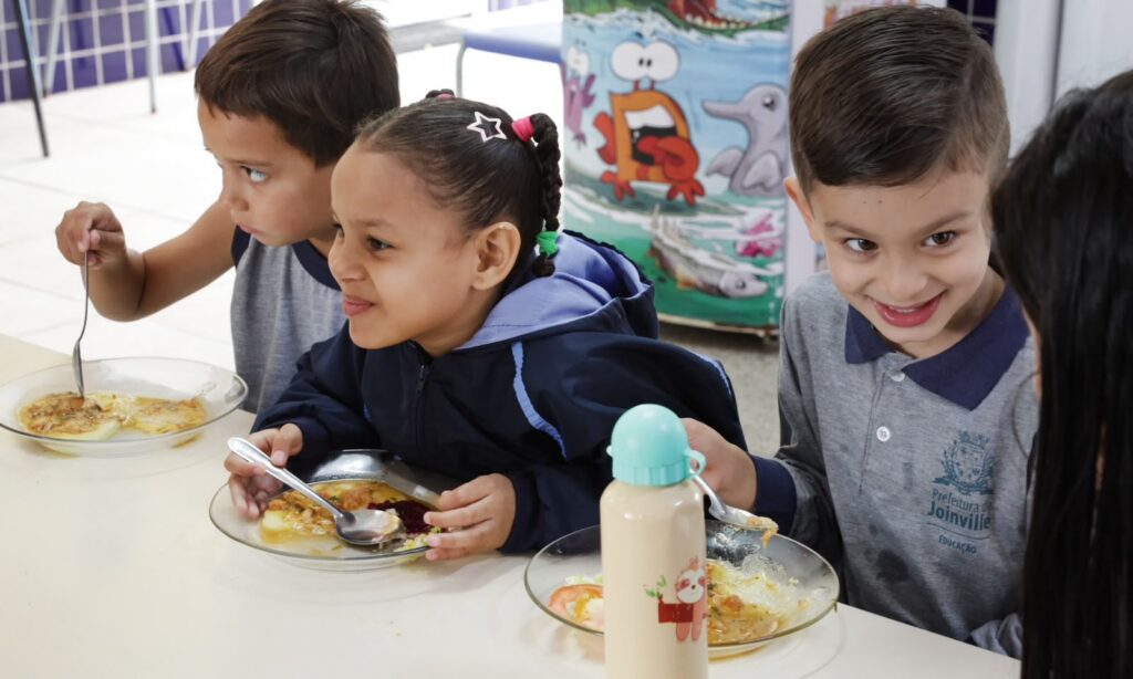 Escolas e CEIs realizam atividades especiais durante a Semana de Alimentação Saudável da Rede Municipal de Ensino