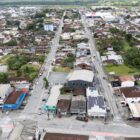 Foto área mostra duas ruas pavimentadas e paralelas cercadas por imóveis em uma área residencial