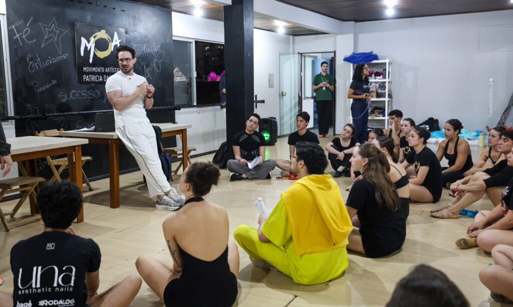 Artistas se preparam para levar a “Fábrica do Papai Noel” ao palco do espetáculo de abertura do Natal de Joinville
