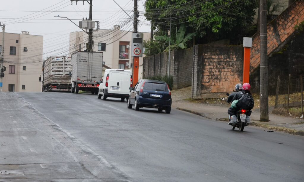 Obras de requalificação viária na rua Monsenhor Gercino avançam com pavimentação durante a noite