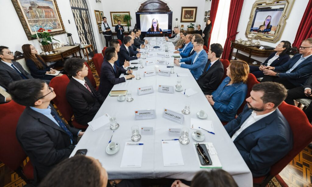 Prefeita Rejane Gambin acompanha recepção a multinacional chinesa que vai investir R$ 535 milhões em Joinville