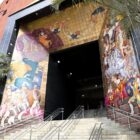 Foto mostra o painel "O Grande Circo", com uma grande pintura em mais de 900 peças de cerâmica na entrada do Centreventos Cau Hansen