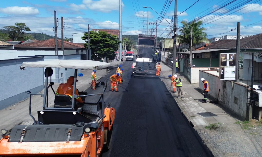 Com pavimentação concluída em três ruas, obras de requalificação viária avançam na zona Sul de Joinville